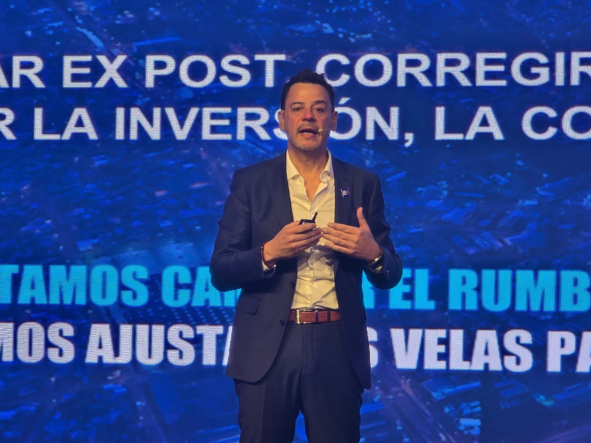Claudio Anabalón de Entel durante su exposición sobre revisar las normas ex post