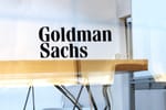 Goldman Sachs incorpora inteligencia artificial generativa para optimizar tareas diarias, según Reuters