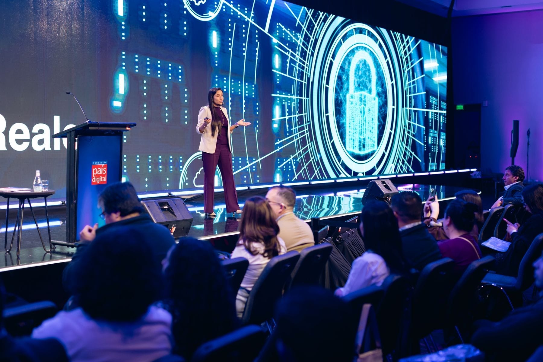 Annie Fernández de Movistar Empresas advirtió sobre ciberseguridad en pymes en el XIII Summit “Impulsemos la Pyme” 2025