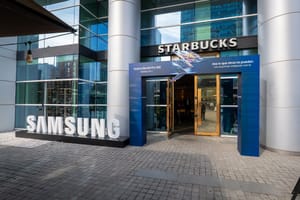 Samsung y Starbucks se unen para presentar el Galaxy Book5 Pro 360