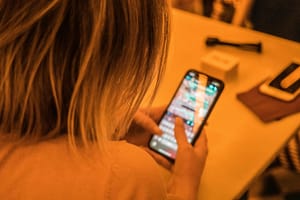 ESET alerta sobre nueva estafa laboral en WhatsApp que simula ser de YouTube