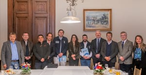 Gremio de infraestructura digital firma acuerdo con municipalidades para retirar y mantener cableado aéreo