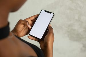 Kaspersky advierte sobre el riesgo de privacidad por el acceso predeterminado de IA a apps como WhatsApp