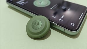 Motorola moto tag incorpora banda ultra ancha (UWB) para localizar objetos cercanos con precisión