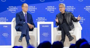 Jensen Huang y Larry Fink en Davos: la IA impulsa el “mayor despliegue de infraestructura en la historia humana”.
