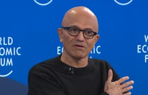 Satya Nadella, CEO de Microsoft: «Advierte sobre riesgos de burbuja en la IA sin una adopción industrial global»