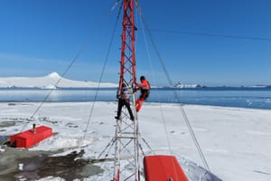WOM logra instalar la antena más austral del país en el Territorio Chileno Antártico