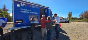 Entel y Desafío Levantemos Chile entregan celulares a personas mayores afectadas por los incendios en Biobío y Ñuble