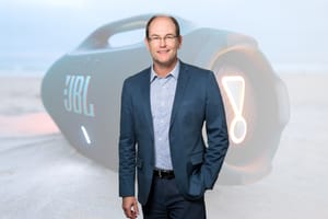 JBL reestructura su manufactura para integrar polímeros reciclados y optimizar la eficiencia energética