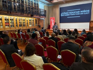 Summit sobre alfabetización digital plantea una cultura escolar para enfrentar el uso de celulares y la convivencia