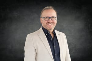 Gobernanza de IA: ¿Quién controla cuándo comienza a decidir?, por Fernando Benavides, gerente de Ennovate