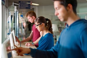 Santander y Coursera ofrecen 100.000 cupos de formación gratuita en IA, datos o liderazgo ante la transformación del mercado laboral