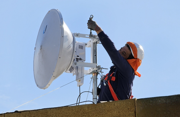 Diferencias entre internet fibra óptica e internet por microondas o radio enlace