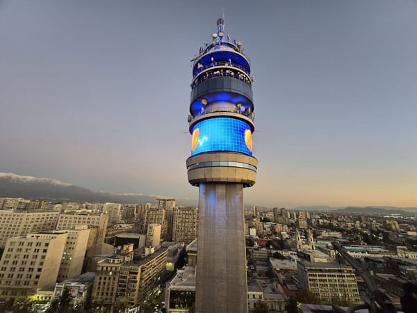 Entel celebra medio siglo de su torre ícono con una pantalla LED 360° que redefine la visibilidad urbana desde las alturas