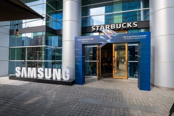 Samsung y Starbucks se unen para presentar el Galaxy Book5 Pro 360