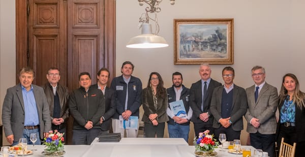 Gremio de infraestructura digital firma acuerdo con municipalidades para retirar y mantener cableado aéreo