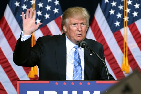 Trump advierte aplicar aranceles del 100% a chips importados en Estados Unidos