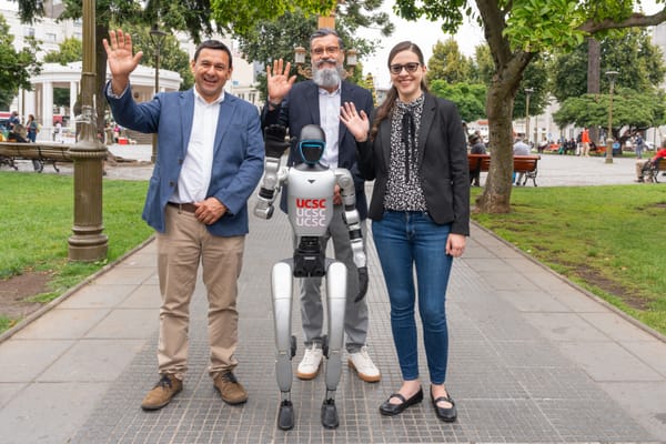 UCSC presenta en Concepción su primer robot humanoide programable