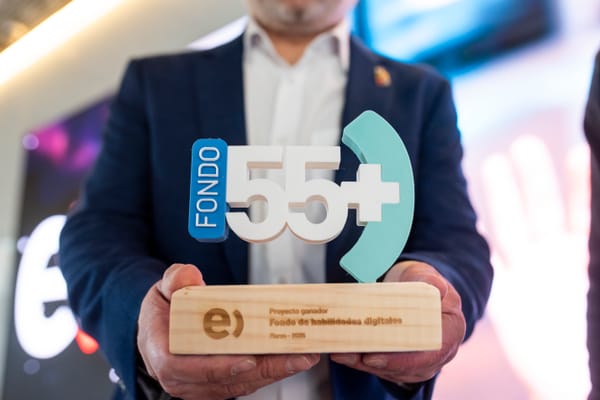 Último mes para postular al Fondo 55+ de Entel que destinará $ 360 millones para inclusión digital de personas mayores