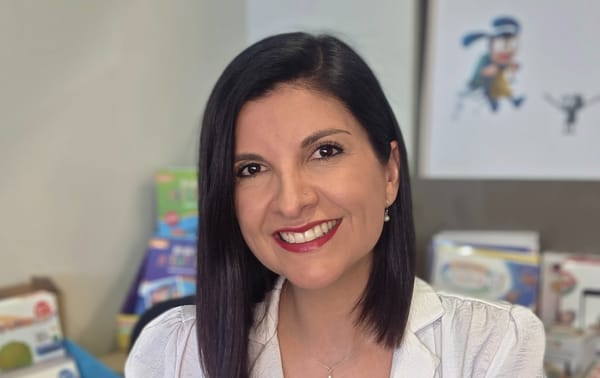 Celulares fuera del aula: El límite que Chile pone hoy para educar mejor mañana, por Valentina Alvear Obregón de Caligrafix