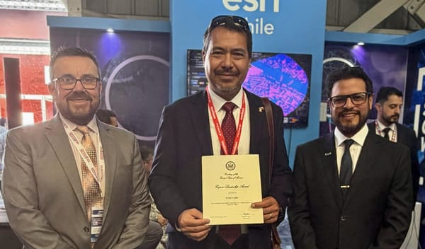 Embajada de Estados Unidos otorga reconocimiento a Esri Chile en FIDAE 2026