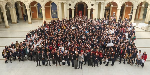 Claro: Más de 500 estudiantes de 43 colegios se forman como líderes de bienestar digital en sus comunidades escolares