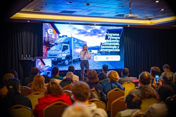 Entel y Desafío Levantemos Chile capacitan a vecinos de Puerto Varas en seminario de preparación ante emergencias