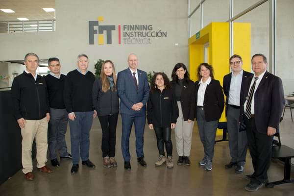 Embajador de Estados Unidos visita Centro de Instrucción Técnica de Finning en Antofagasta